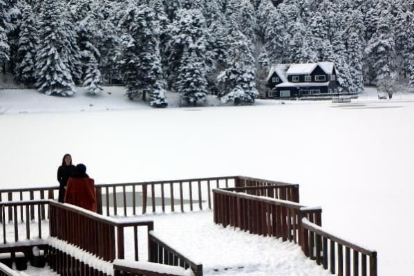 BOLU’DA GÖL BUZ TUTTU