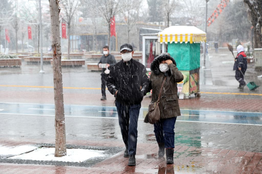 BOLU'DA LAPA LAPA KAR YAĞIYOR