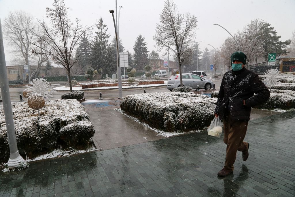 BOLU'DA LAPA LAPA KAR YAĞIYOR