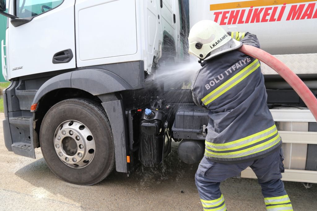 BOLU'DA MAZOT YÜKLÜ TANKERDE YANGIN ÇIKTI