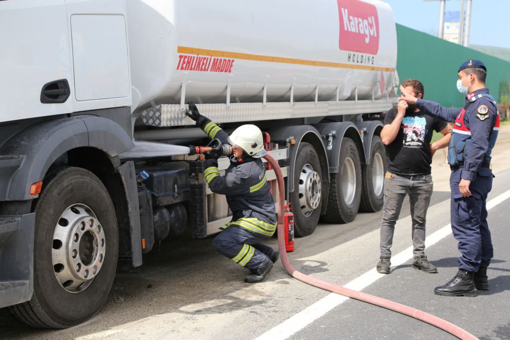 BOLU'DA MAZOT YÜKLÜ TANKERDE YANGIN ÇIKTI