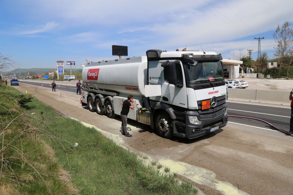 BOLU'DA MAZOT YÜKLÜ TANKERDE YANGIN ÇIKTI