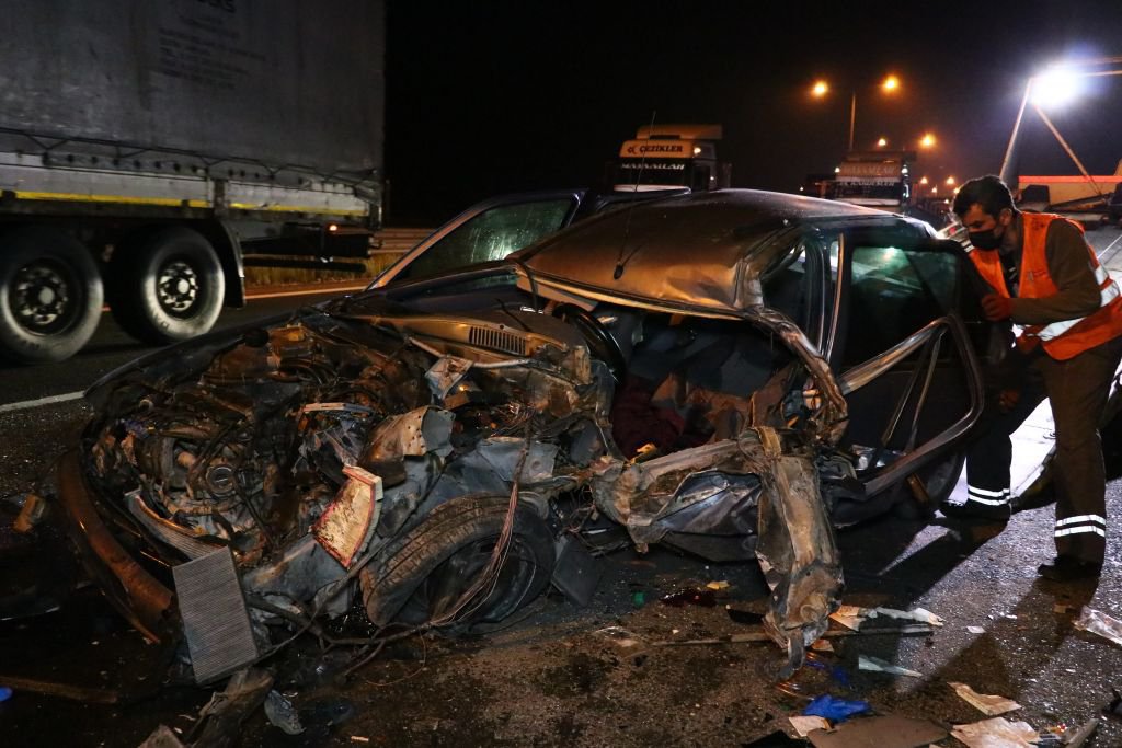 BOLU’DA OTOMOBİL KAMYONETLE ÇARPIŞTI