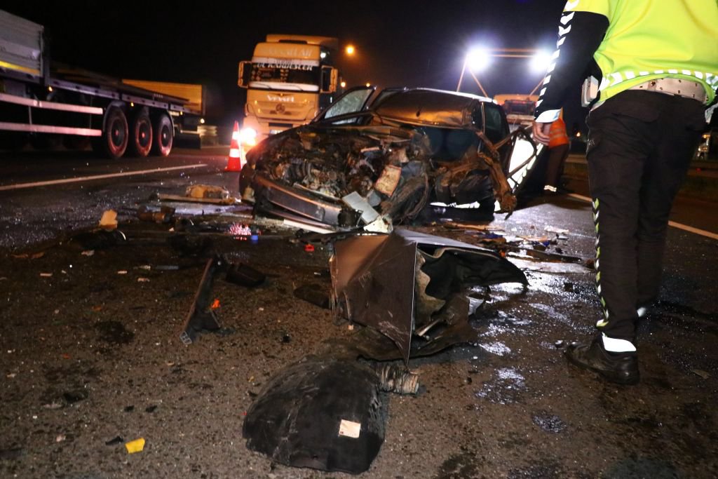 BOLU’DA OTOMOBİL KAMYONETLE ÇARPIŞTI