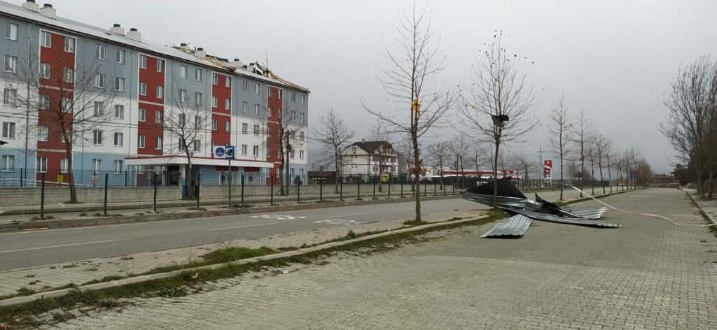 BOLU'DA YURDUN ÇATISI UÇTU