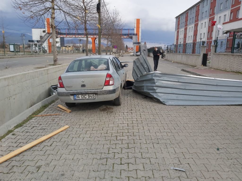 BOLU'DA YURDUN ÇATISI UÇTU