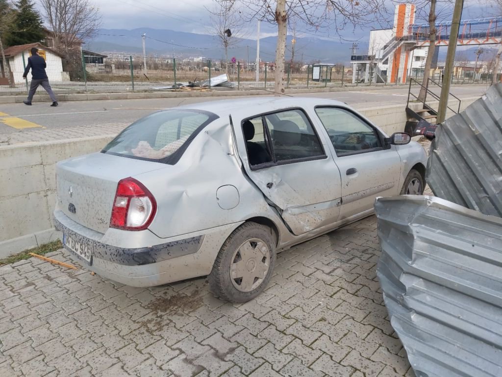 BOLU'DA YURDUN ÇATISI UÇTU