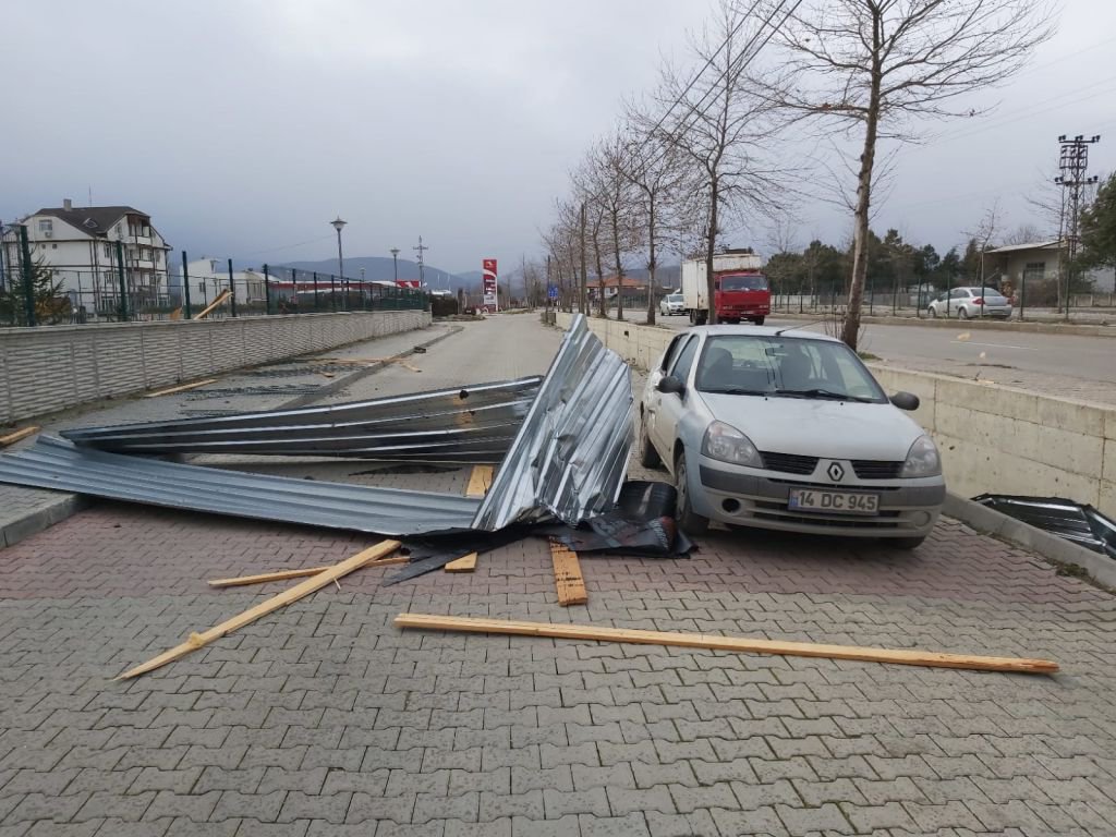 BOLU'DA YURDUN ÇATISI UÇTU