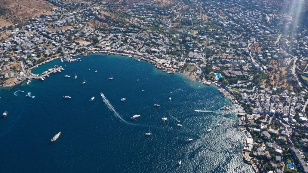 BOLULU İŞ İNSANI BODRUM’DA BEACH AÇTI