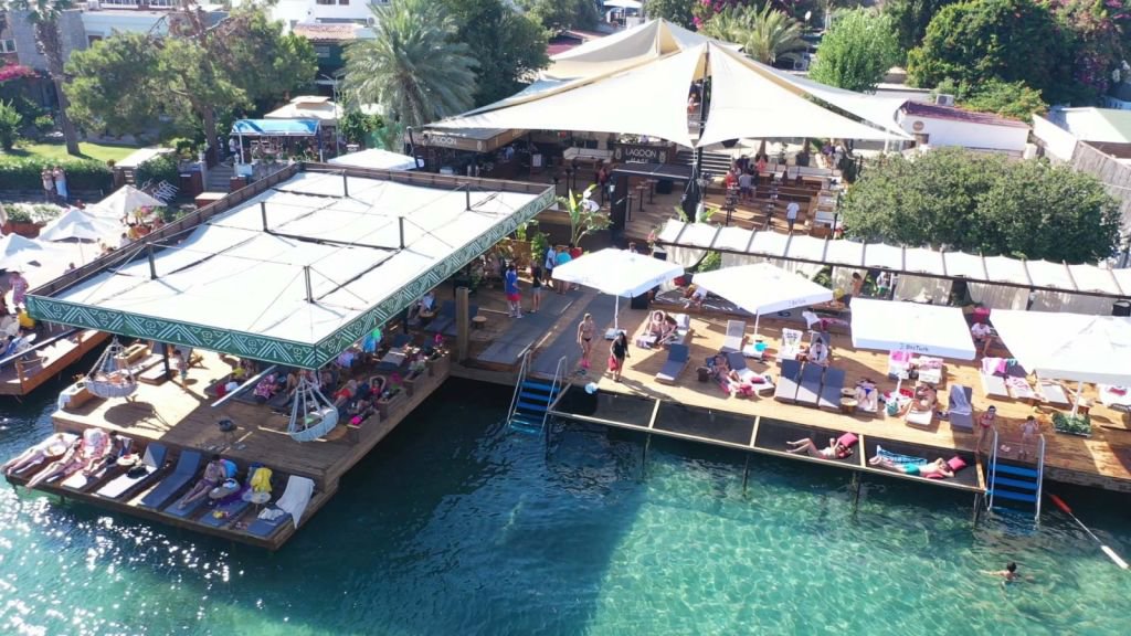 BOLULU İŞ İNSANI BODRUM’DA BEACH AÇTI