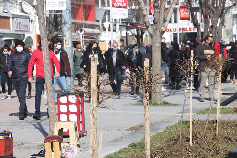 CADDELERDEKİ KALABALIK DÜŞÜNDÜRÜYOR...