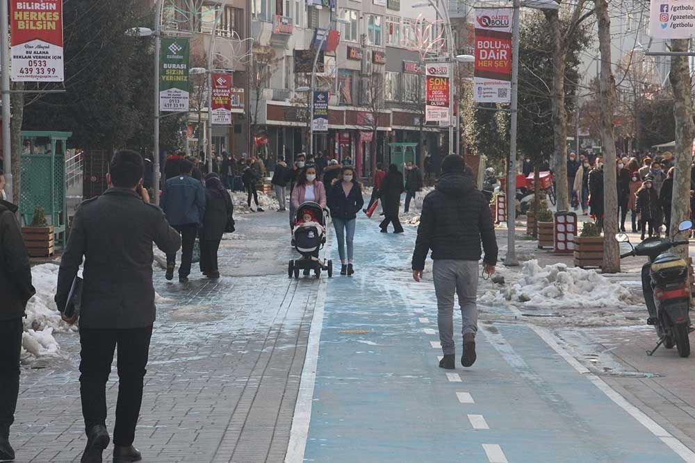 CADDELERDEKİ KALABALIK DÜŞÜNDÜRÜYOR...