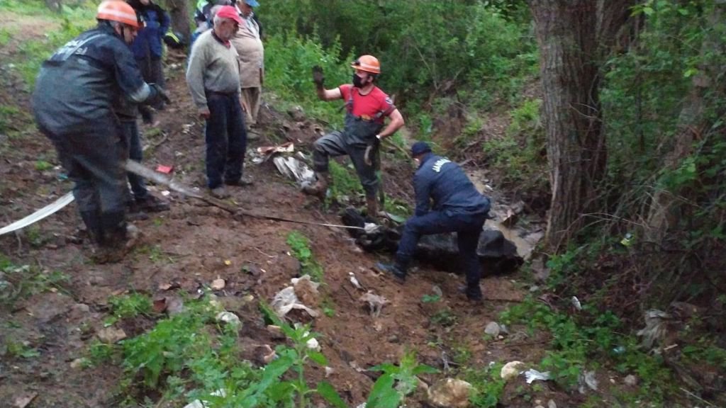 ÇAMURA SAPLANAN İNEĞİ EKİPLER KURTARDI