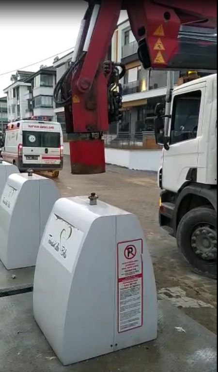 ÇÖP KONTEYNERİNE ATILAN KEDİYİ BELEDİYE EKİPLERİ KURTARDI