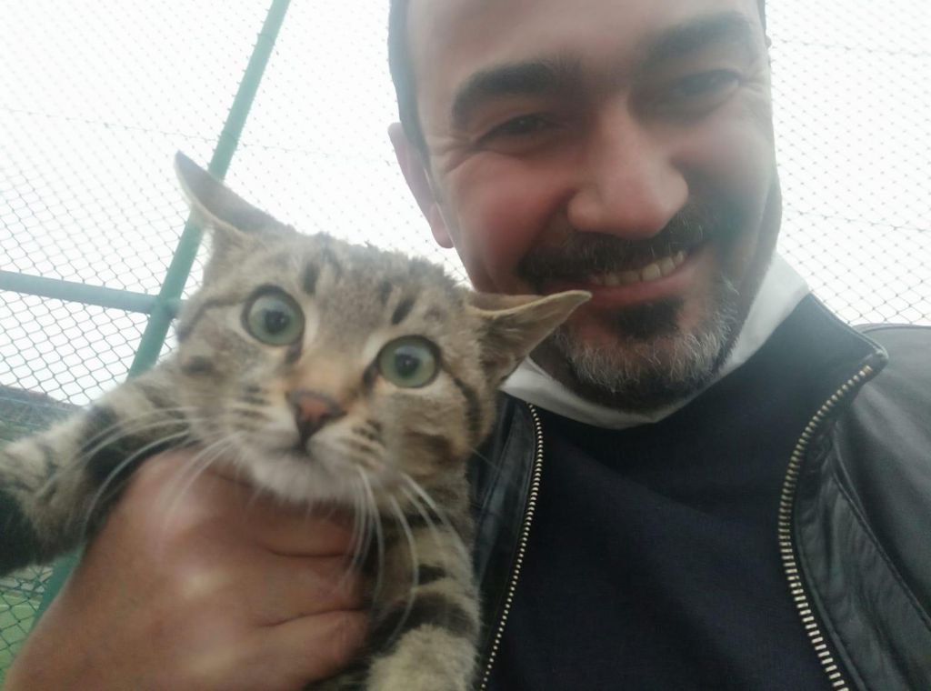ÇÖP KONTEYNERİNE ATILAN KEDİYİ BELEDİYE EKİPLERİ KURTARDI