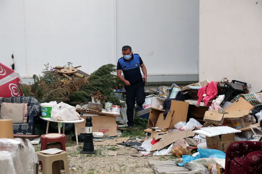 ÇÖPLERİ TOPLATMAMAK İÇİN DİRENDİ