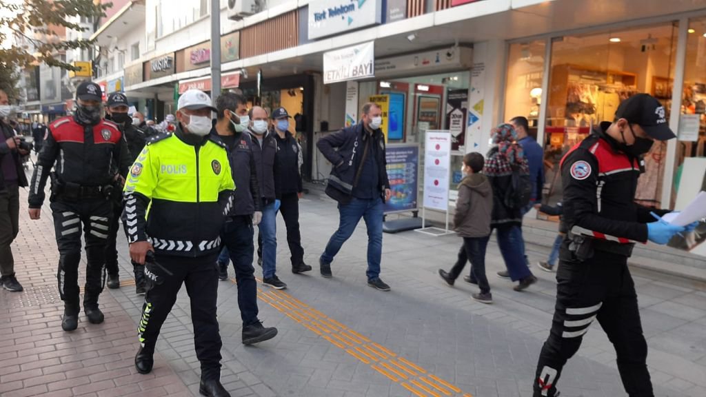 EMNİYET MÜDÜRÜ SAHAYA İNDİ