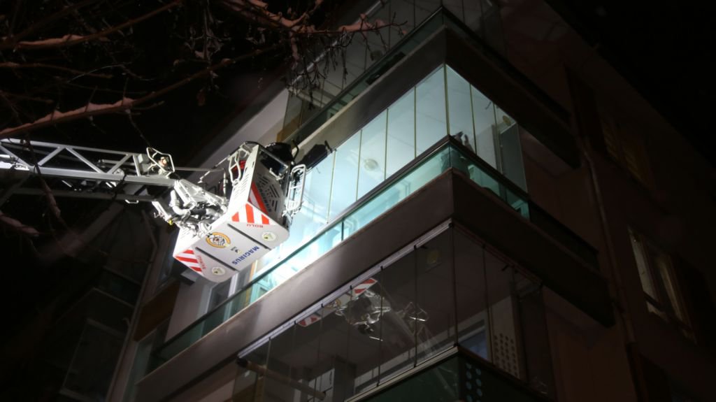 KENDİNİ EVE KİLİTLEDİ, POLİS BALKONDAN GİRDİ