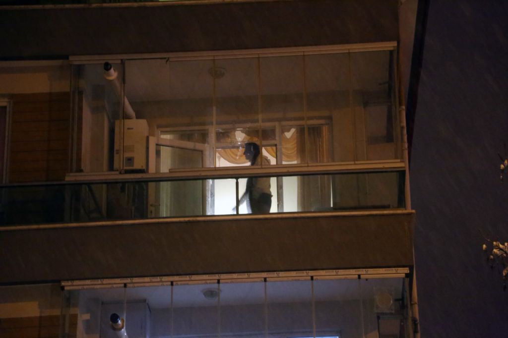 KENDİNİ EVE KİLİTLEDİ, POLİS BALKONDAN GİRDİ