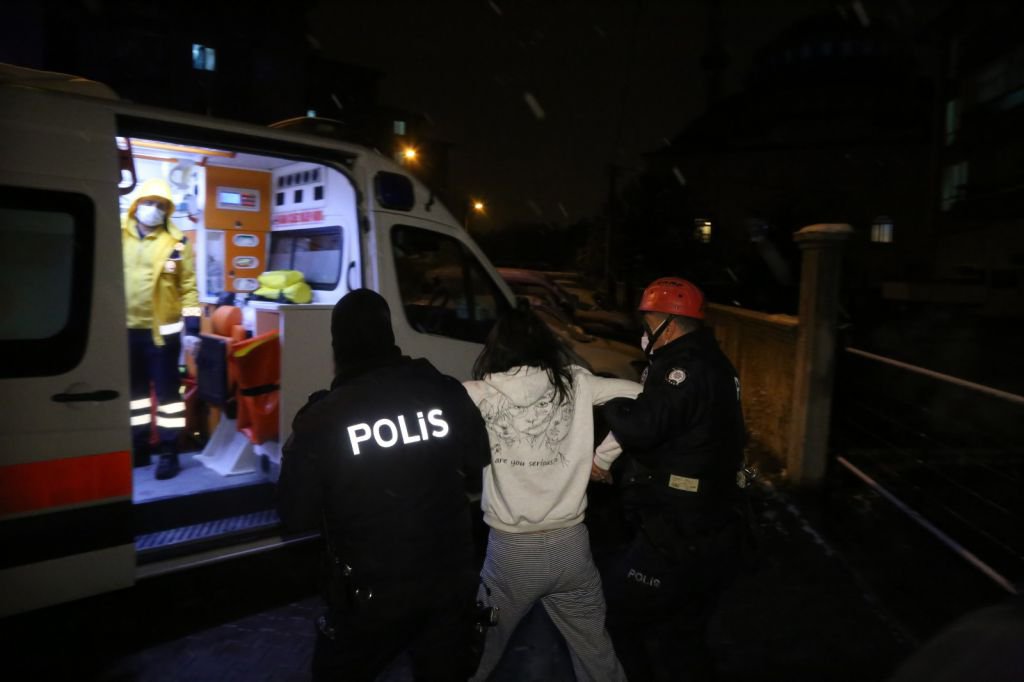 KENDİNİ EVE KİLİTLEDİ, POLİS BALKONDAN GİRDİ