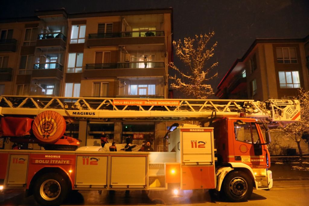 KENDİNİ EVE KİLİTLEDİ, POLİS BALKONDAN GİRDİ