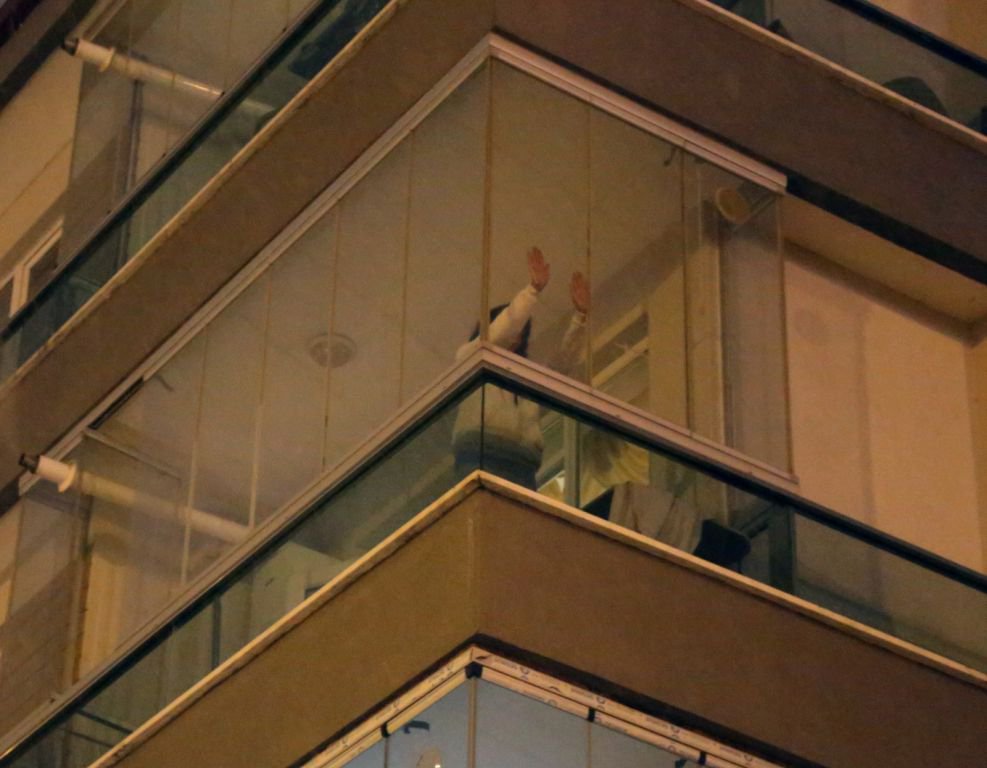 KENDİNİ EVE KİLİTLEDİ, POLİS BALKONDAN GİRDİ