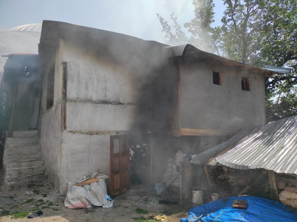 EVİNDE ÇIKAN YANGINI SÖNDÜRMEYE ÇALIŞTI