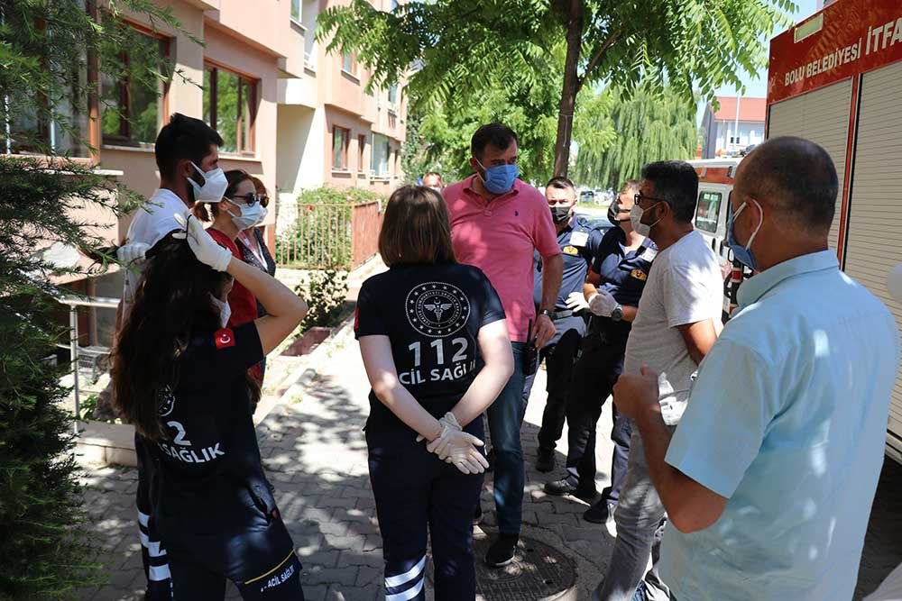 EVİNDEN KOKULAR GELEN KADIN KAPIYI AÇMADI