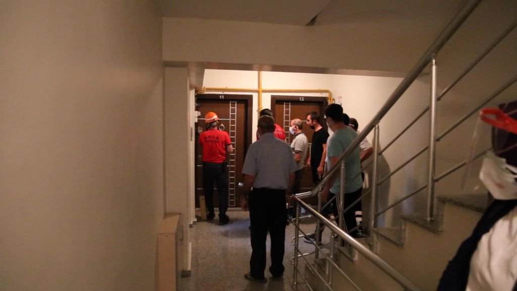 EVİNE GELENLER KORKUNÇ MANZARAYLA KARŞILAŞTI