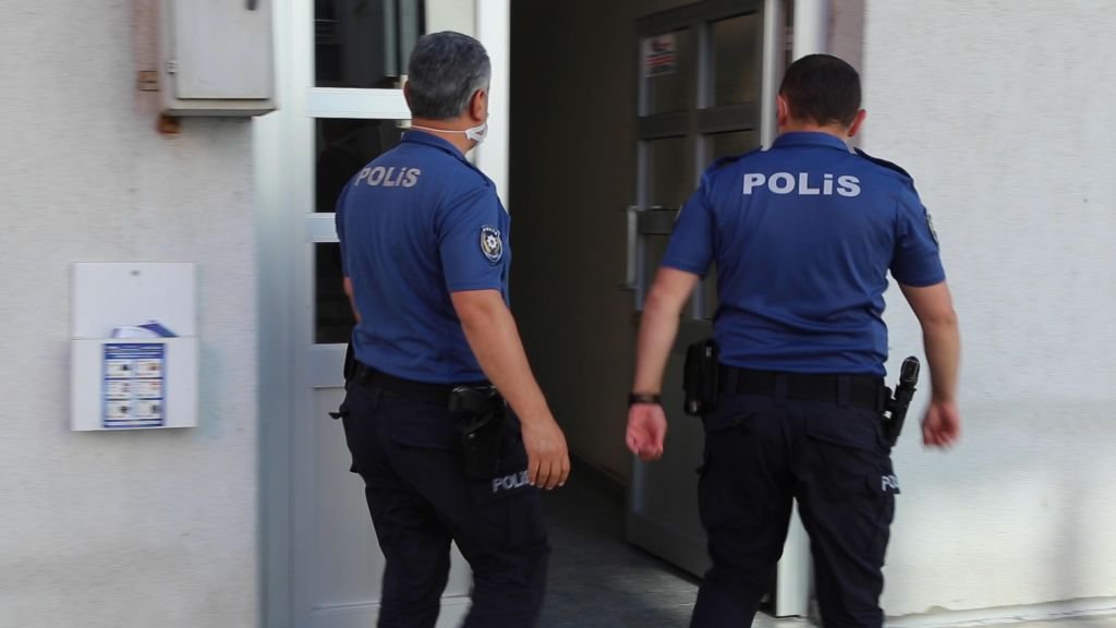 EVİNE GELENLER KORKUNÇ MANZARAYLA KARŞILAŞTI