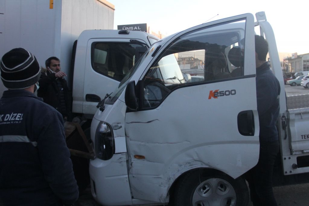 FRENİ BOŞALAN KAMYON 5 ARACI BİÇTİ