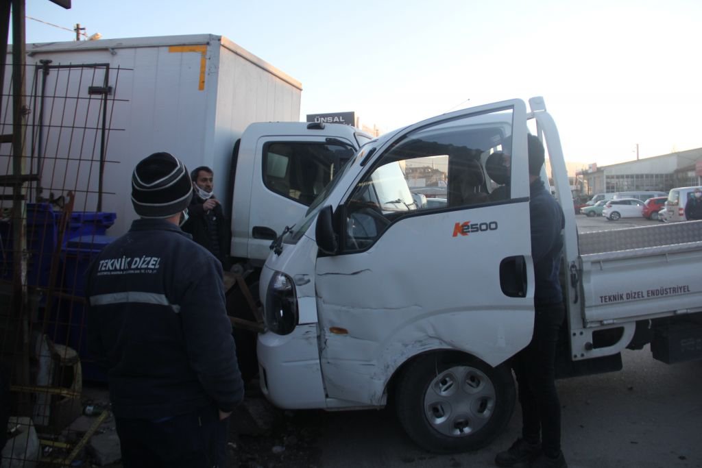 FRENİ BOŞALAN KAMYON 5 ARACI BİÇTİ