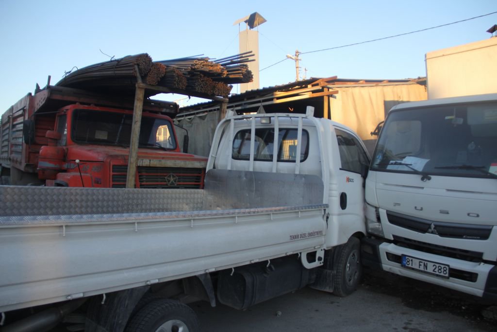 FRENİ BOŞALAN KAMYON 5 ARACI BİÇTİ