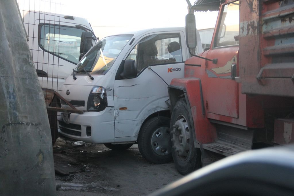 FRENİ BOŞALAN KAMYON 5 ARACI BİÇTİ