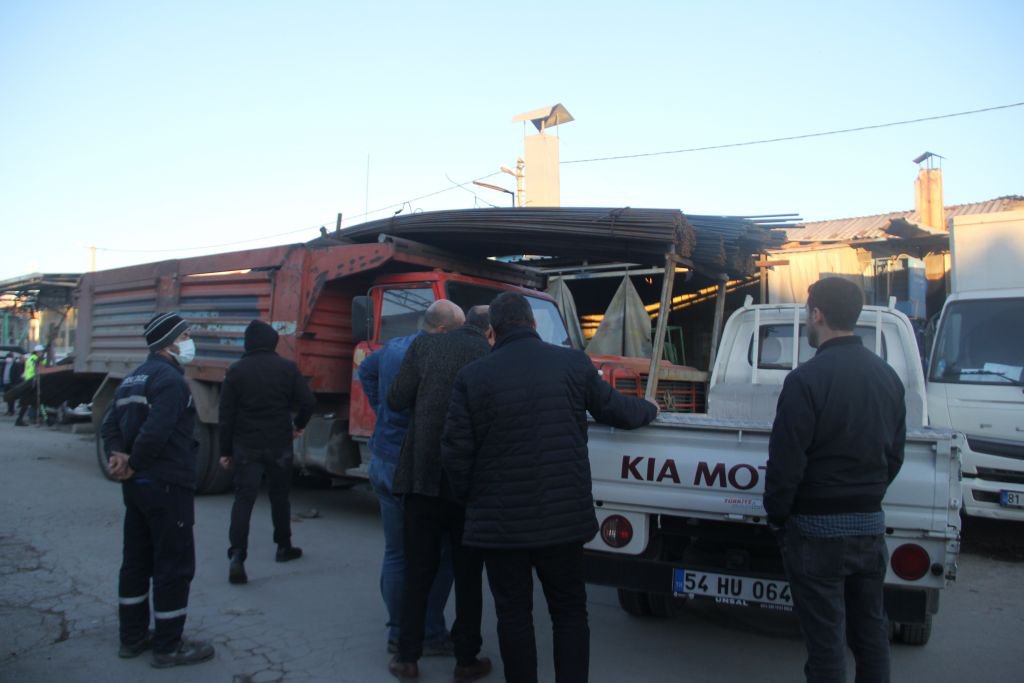 FRENİ BOŞALAN KAMYON 5 ARACI BİÇTİ