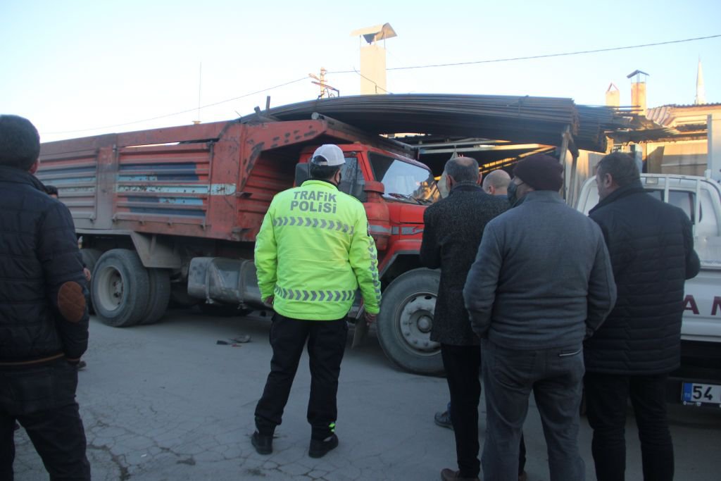 FRENİ BOŞALAN KAMYON 5 ARACI BİÇTİ