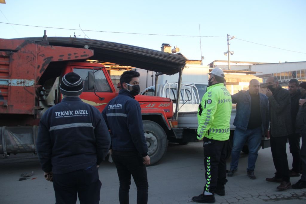 FRENİ BOŞALAN KAMYON 5 ARACI BİÇTİ