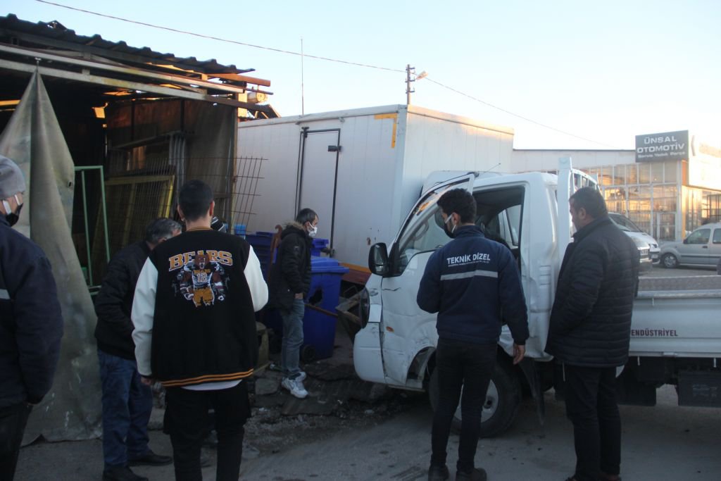 FRENİ BOŞALAN KAMYON 5 ARACI BİÇTİ