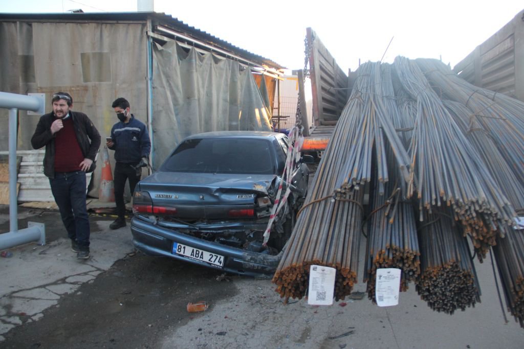 FRENİ BOŞALAN KAMYON 5 ARACI BİÇTİ