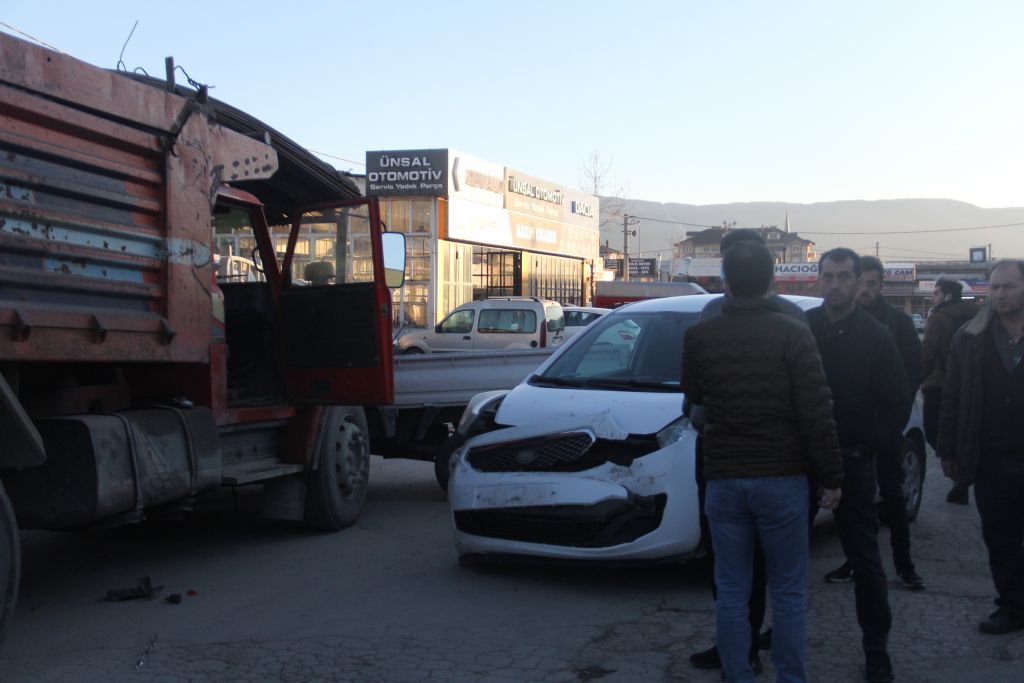 FRENİ BOŞALAN KAMYON 5 ARACI BİÇTİ