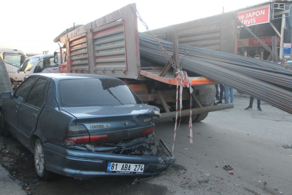 FRENİ BOŞALAN KAMYON 5 ARACI BİÇTİ