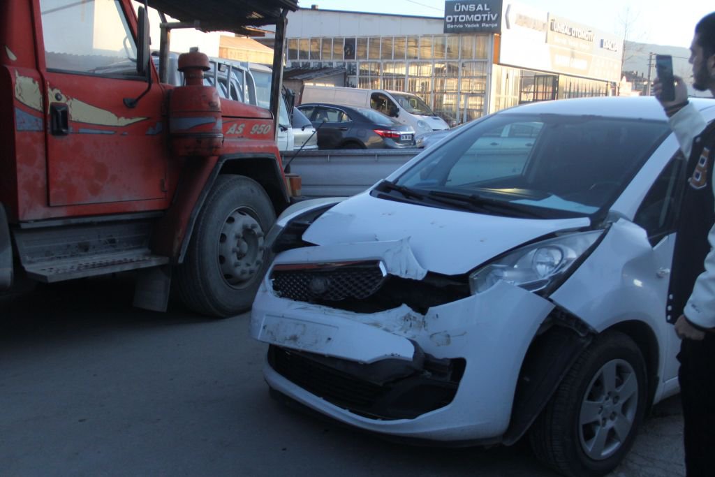 FRENİ BOŞALAN KAMYON 5 ARACI BİÇTİ