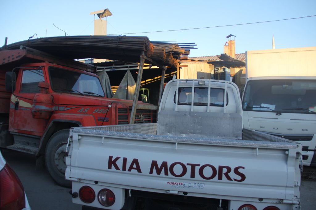 FRENİ BOŞALAN KAMYON 5 ARACI BİÇTİ