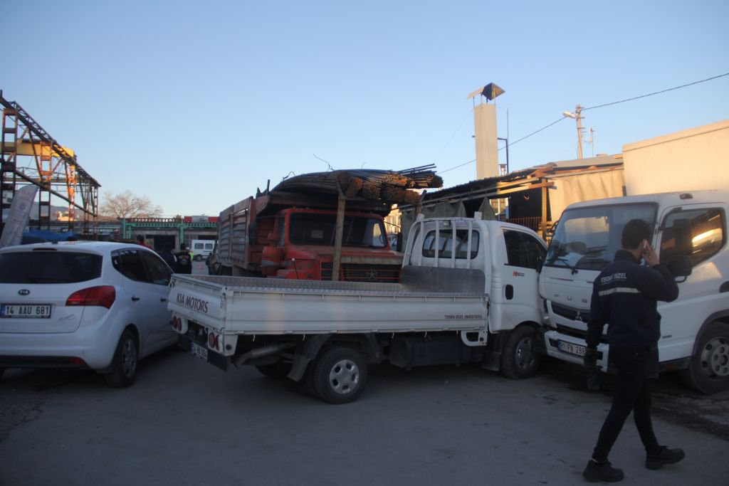 FRENİ BOŞALAN KAMYON 5 ARACI BİÇTİ