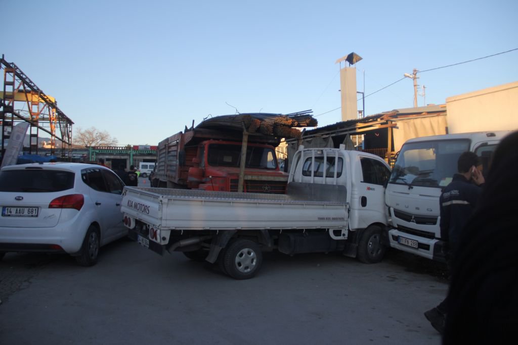 FRENİ BOŞALAN KAMYON 5 ARACI BİÇTİ