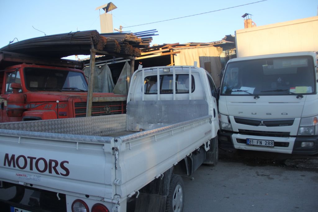 FRENİ BOŞALAN KAMYON 5 ARACI BİÇTİ