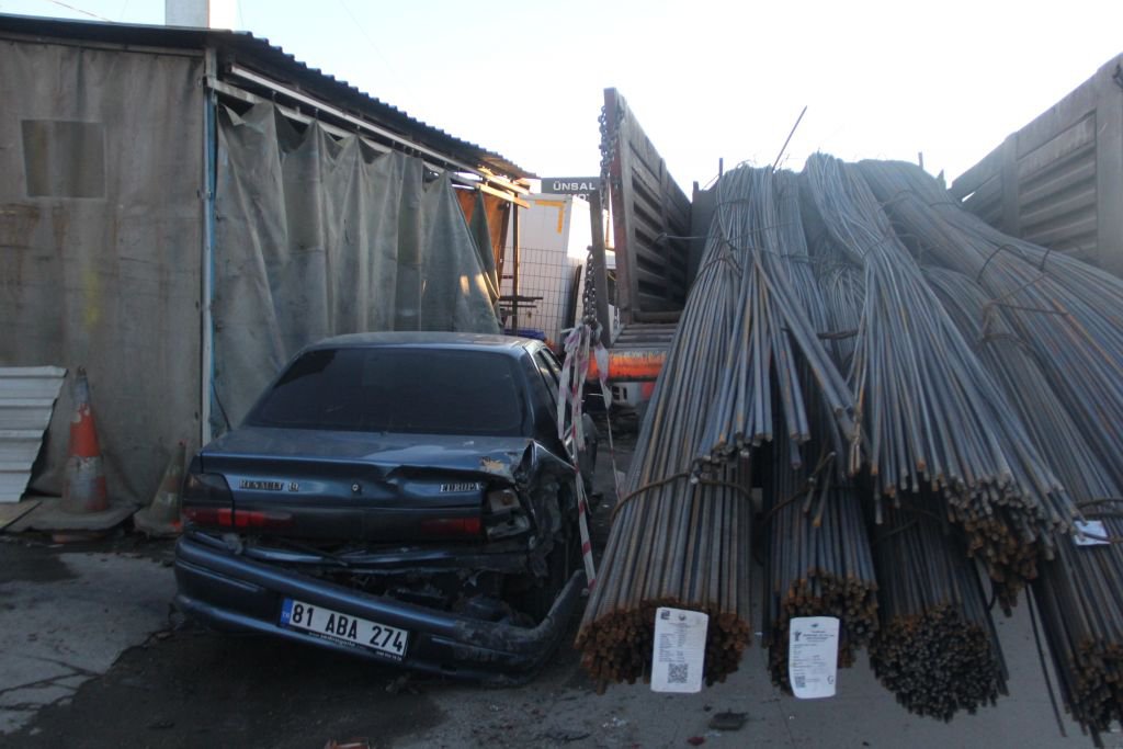 FRENİ BOŞALAN KAMYON 5 ARACI BİÇTİ