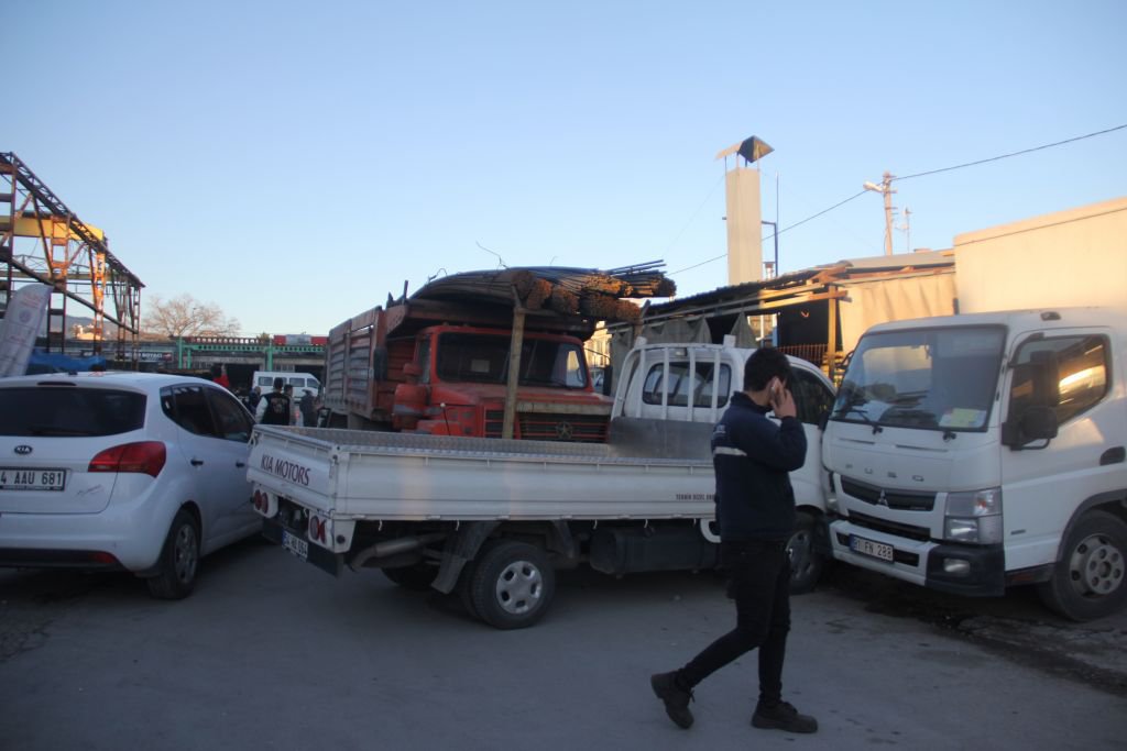 FRENİ BOŞALAN KAMYON 5 ARACI BİÇTİ