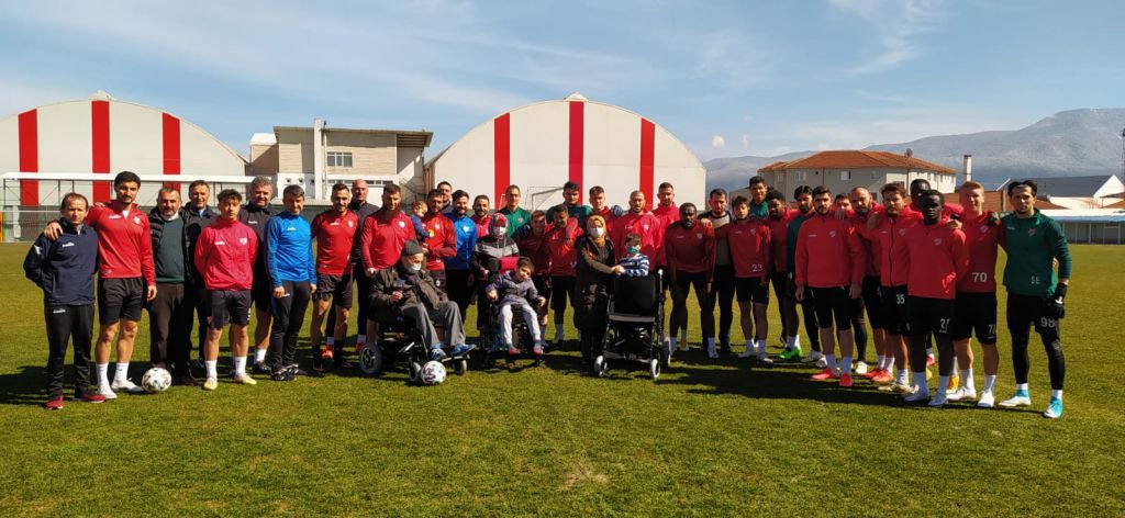 FUTBOLCULARDAN ANLAMLI HEDİYE