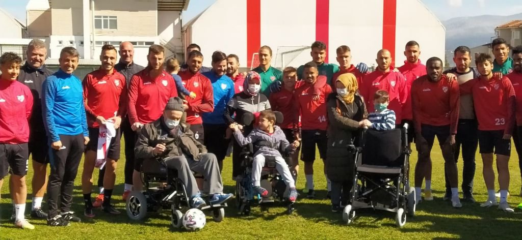 FUTBOLCULARDAN ANLAMLI HEDİYE